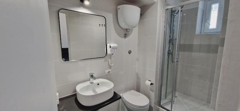 Standard Double Room image 3