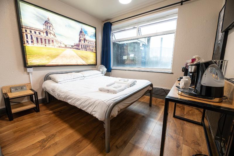 Standard Double Room image 4