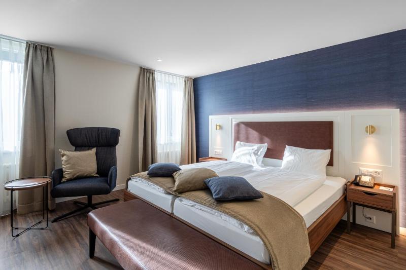 Deluxe Twin Room image 3
