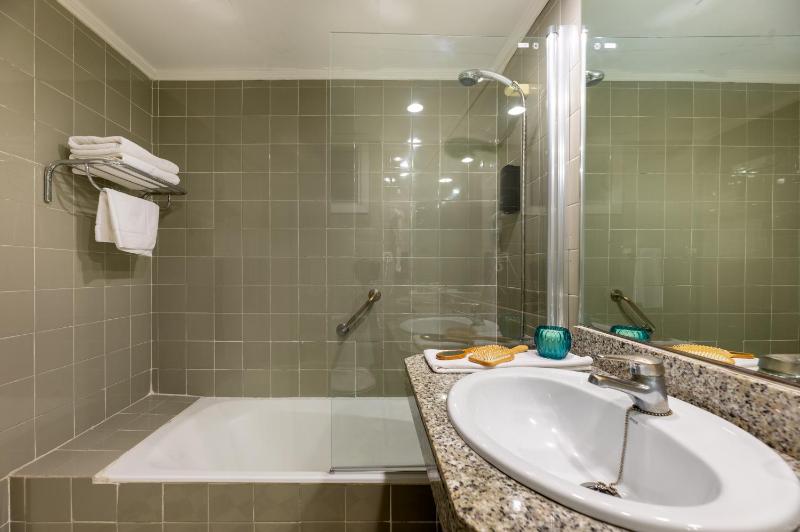 Twin Room with Side Sea View image 2