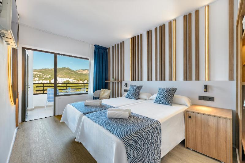 Twin Room with Side Sea View image 1