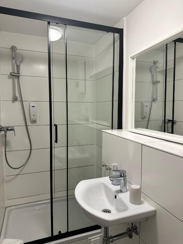 Budget Double Room image 3