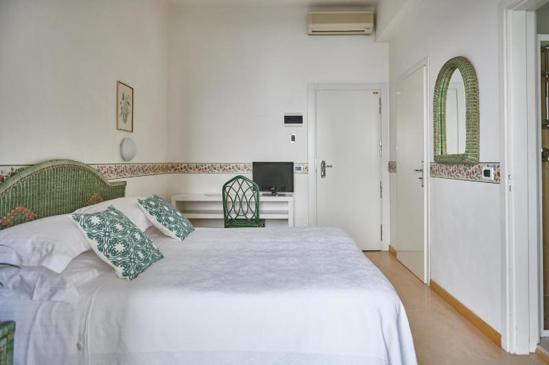 Double Room with Garden View image 1