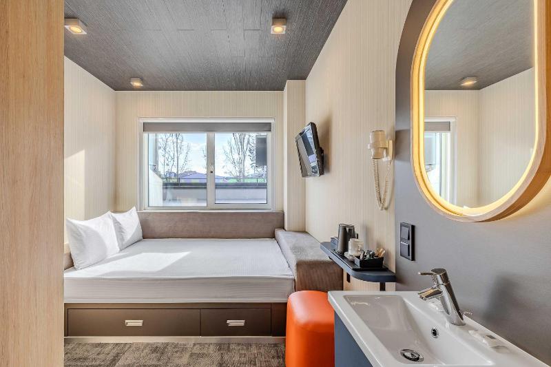 Standard Queen Room image 1