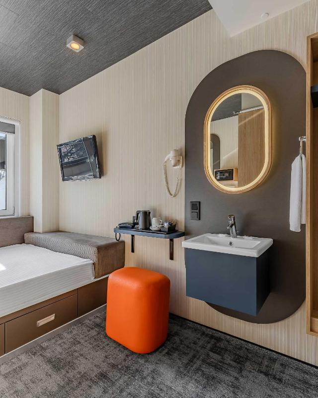 Standard Queen Room image 4