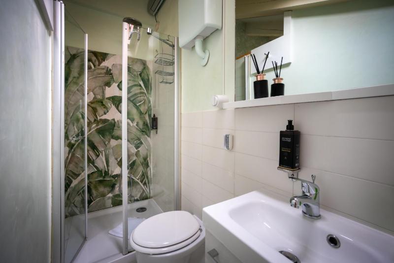 Deluxe Double Room with Balcony image 2