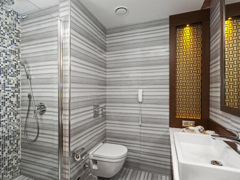 Standard Double Room image 4