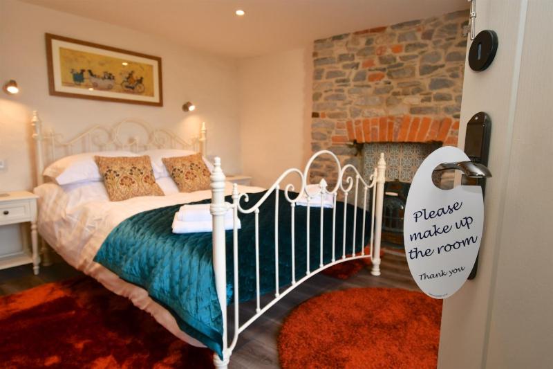 Double Room image 1