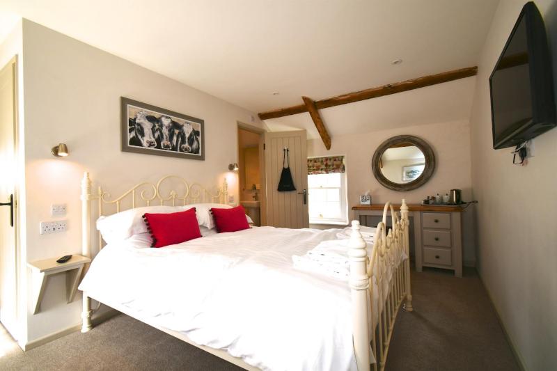 Deluxe Queen Room image 4