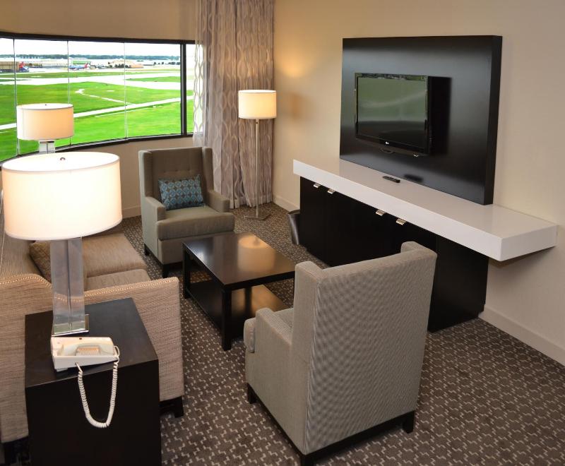 DoubleTree By Hilton Houston Hobby Airport - image 3