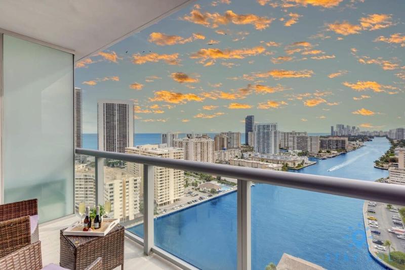 Upper studio w Balcony Pool Gym Near Beach - image 1