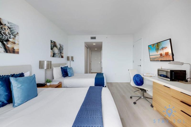 Upper studio w Balcony Pool Gym Near Beach - image 10