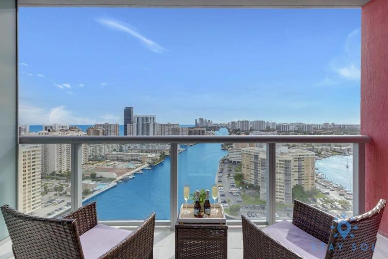 Upper studio w Balcony Pool Gym Near Beach - image 28