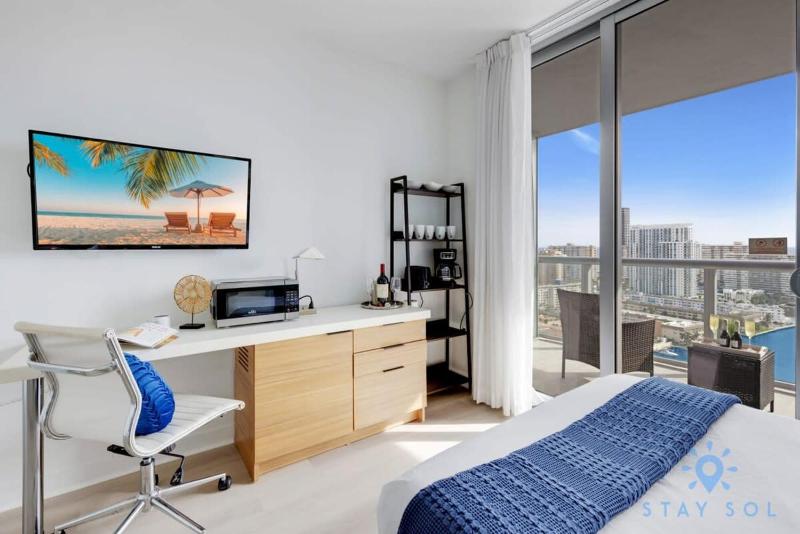 Upper studio w Balcony Pool Gym Near Beach - image 37