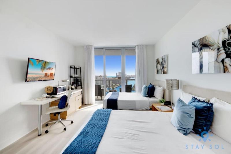 Upper studio w Balcony Pool Gym Near Beach - image 19