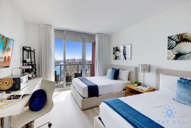 Upper studio w Balcony Pool Gym Near Beach - image 18