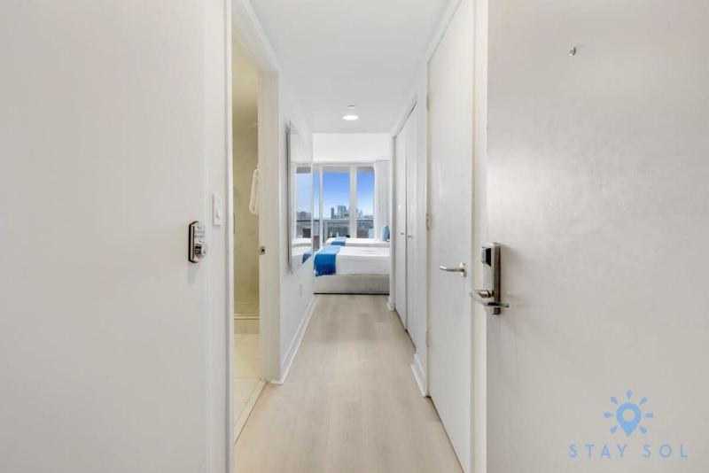 Upper studio w Balcony Pool Gym Near Beach - image 16