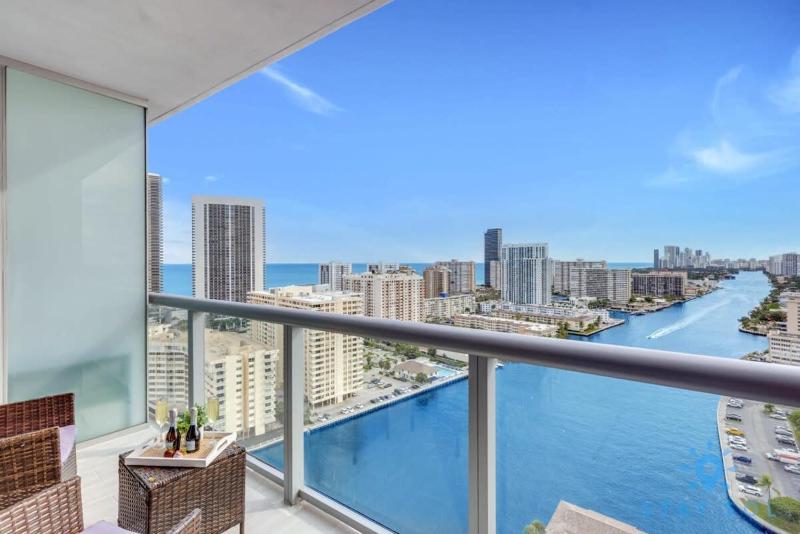 Upper studio w Balcony Pool Gym Near Beach - image 36