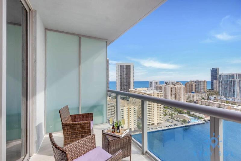 Upper studio w Balcony Pool Gym Near Beach - image 14