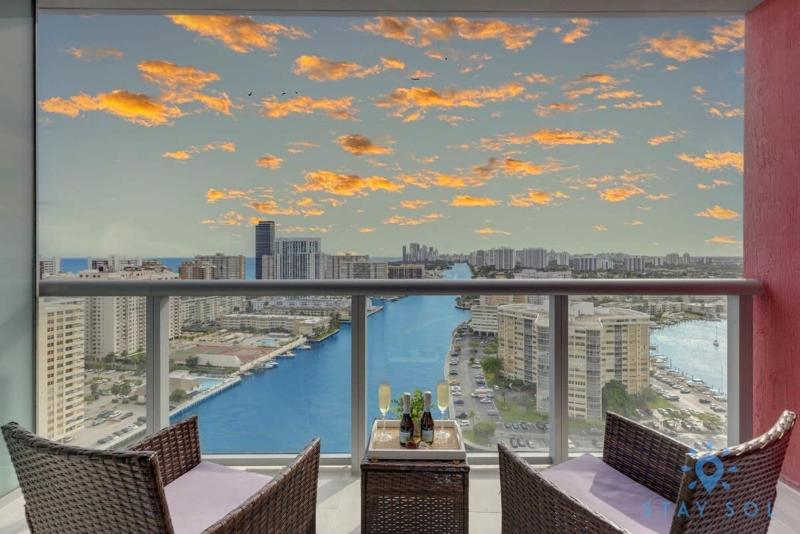 Upper studio w Balcony Pool Gym Near Beach - image 38
