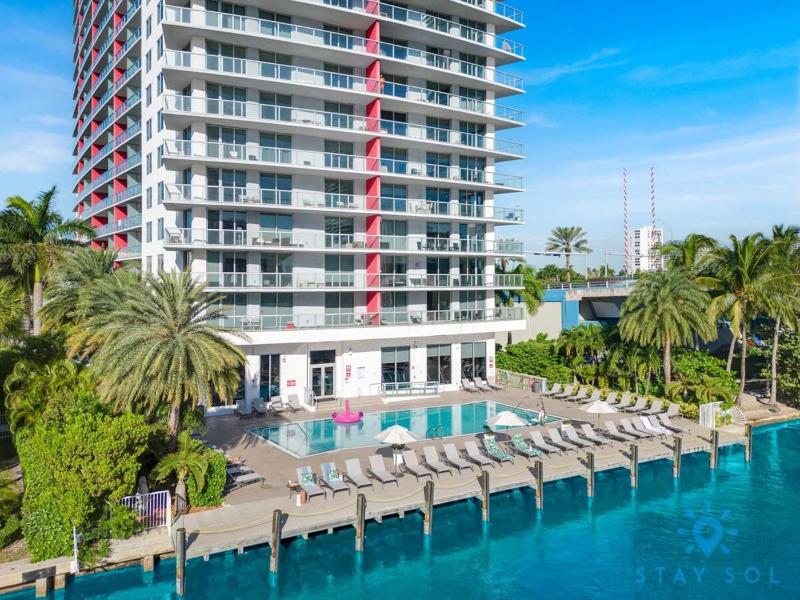 Upper studio w Balcony Pool Gym Near Beach - image 24