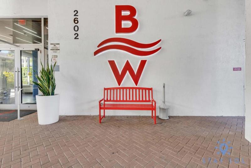 Upper studio w Balcony Pool Gym Near Beach - image 8