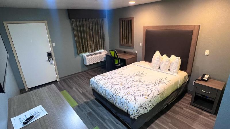 Queen Room image 3