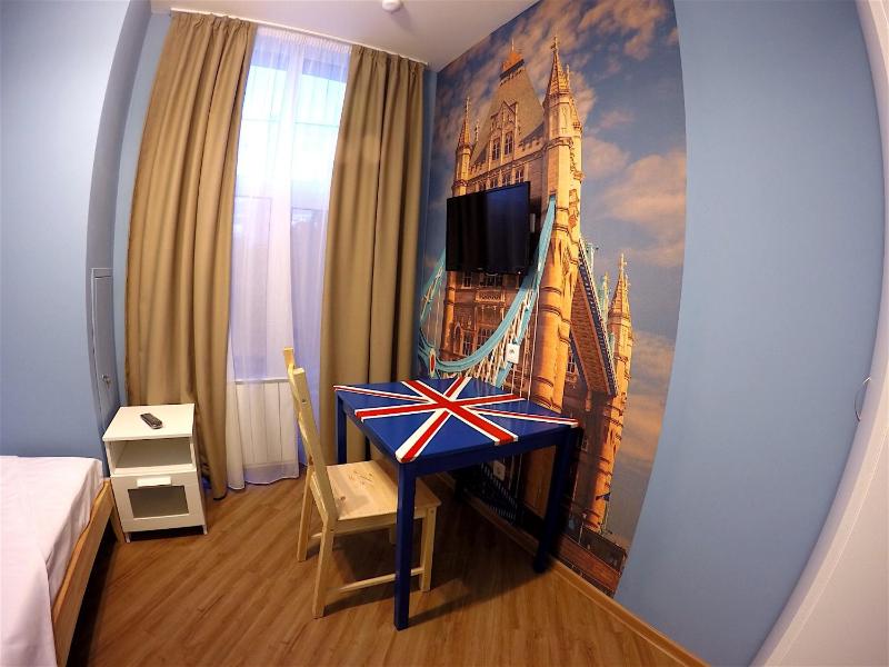 Budget Single Room with Shared Bathroom image 2