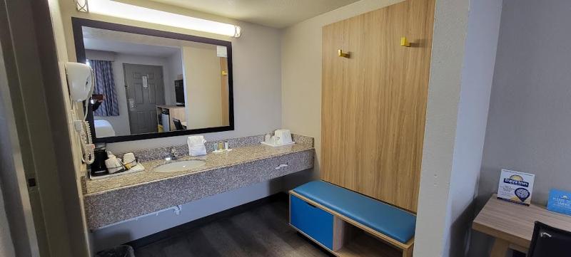 Queen Room - Non-Smoking image 2