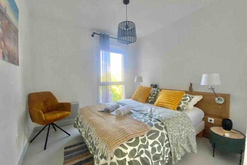 Bright apartment with balcony - image 5