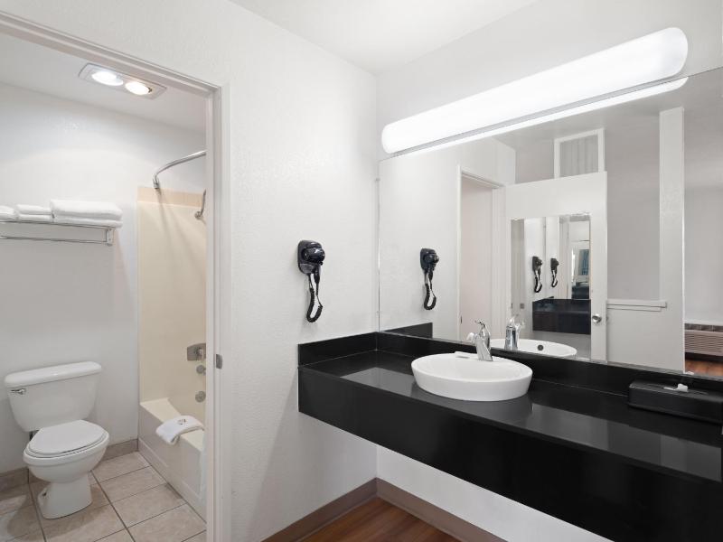 Deluxe King Room - Non-Smoking image 4