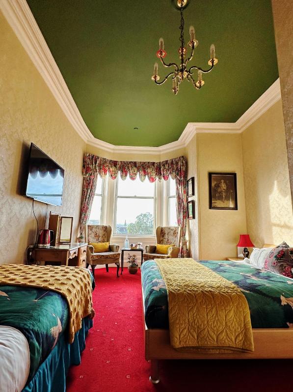 Family Room image 1