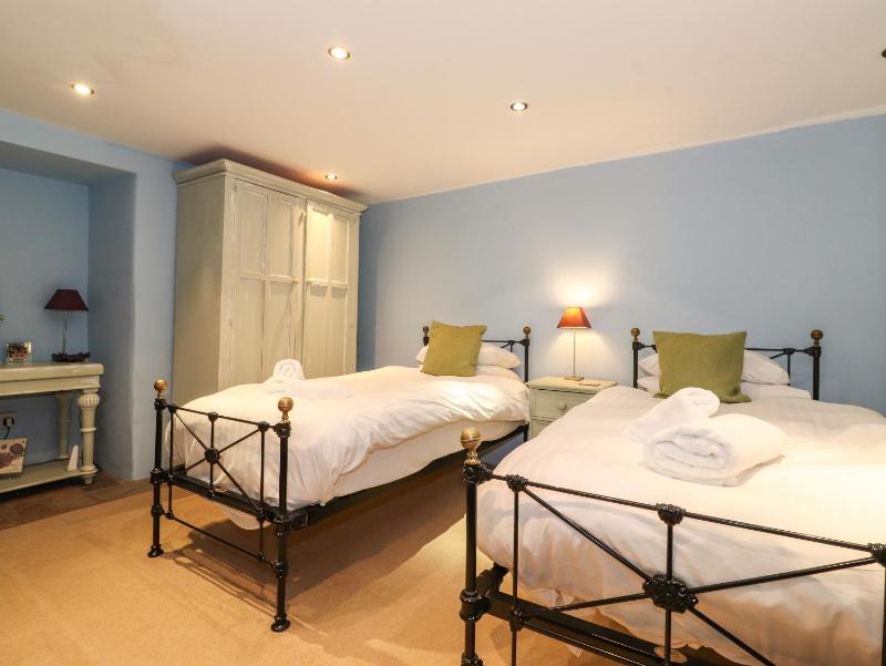 Charlottes Cottage - image 11