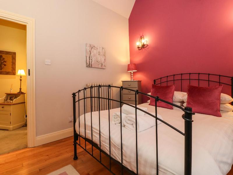 Charlottes Cottage - image 29
