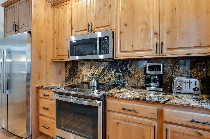 Park Forest Bear’s Den Townhome: Private Hot Tub - image 33