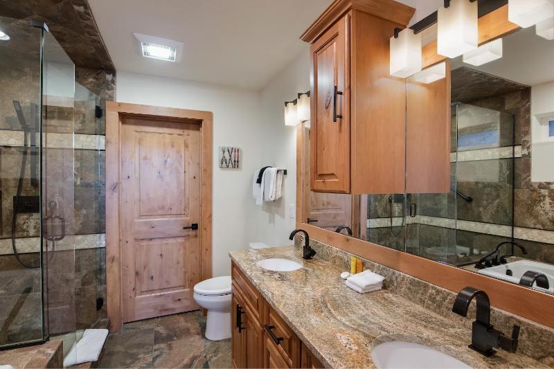 Park Forest Bear’s Den Townhome: Private Hot Tub - image 14