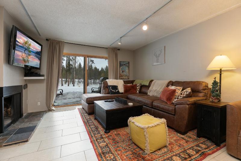 Claimjumper Retreat Townhome: Pool Hot Tub Walk to Town - image 1