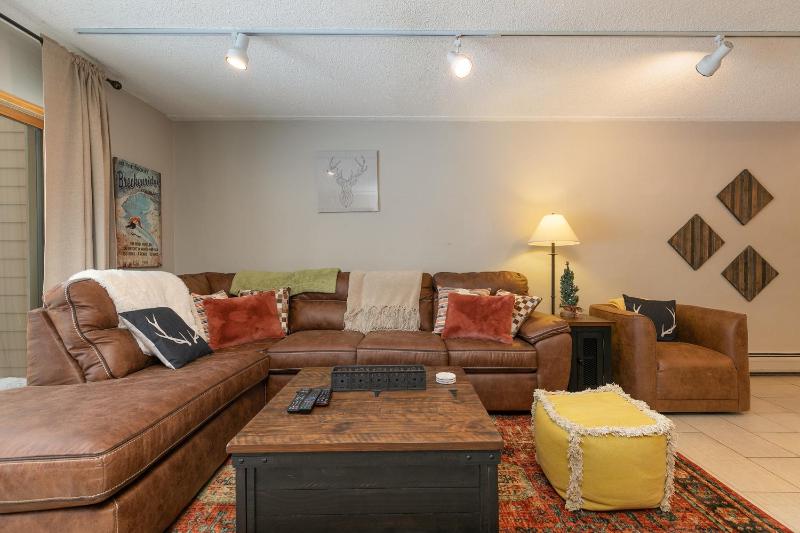 Claimjumper Retreat Townhome: Pool Hot Tub Walk to Town - image 9