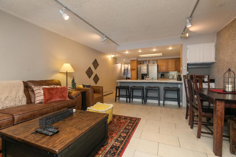 Claimjumper Retreat Townhome: Pool Hot Tub Walk to Town - image 10