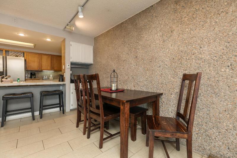 Claimjumper Retreat Townhome: Pool Hot Tub Walk to Town - image 21