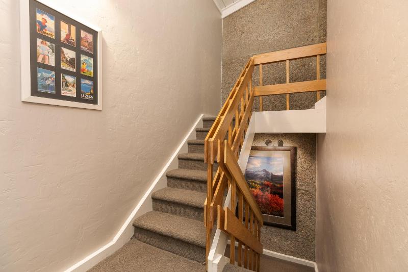 Claimjumper Retreat Townhome: Pool Hot Tub Walk to Town - image 8