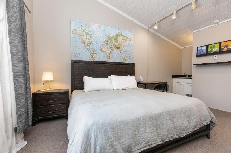 Claimjumper Retreat Townhome: Pool Hot Tub Walk to Town - image 15