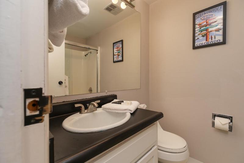 Claimjumper Retreat Townhome: Pool Hot Tub Walk to Town - image 16