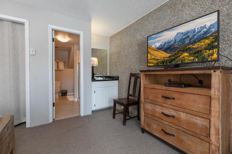 Claimjumper Retreat Townhome: Pool Hot Tub Walk to Town - image 29