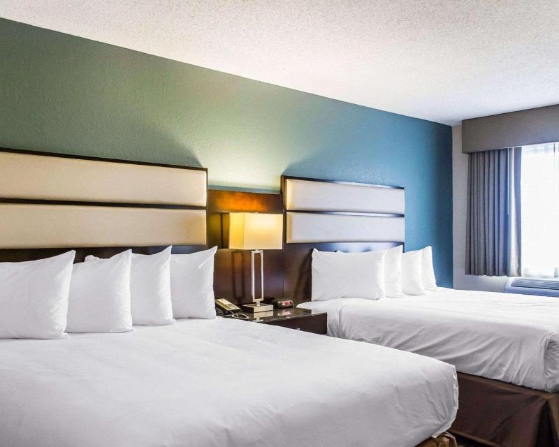 Queen Room with Two Queen Beds - Smoking image 1