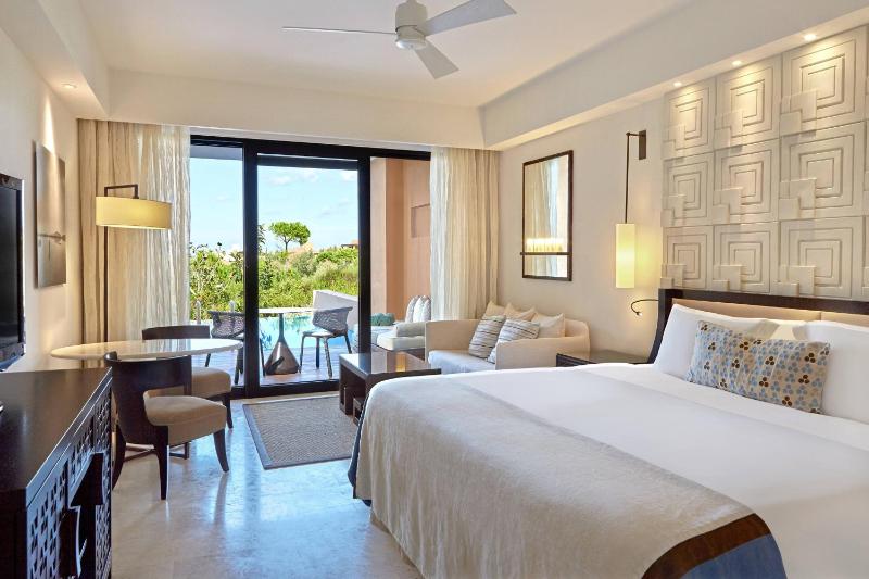 Infinity Room Garden View, Guest room, 1 King, Pool access image 1