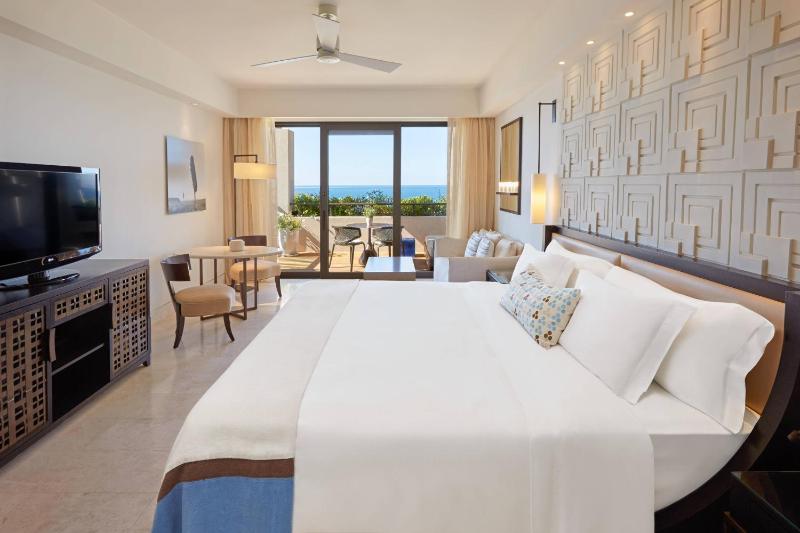 Premium Deluxe Sea View, Guest room, 1 King, Balcony image 1