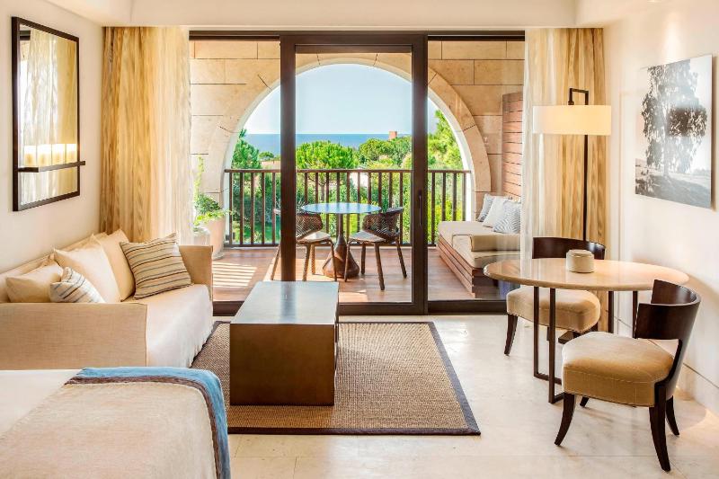 Deluxe Partial Sea View, Guest room, 1 King, Balcony image 1