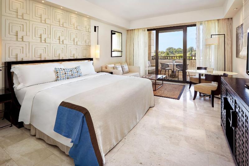 Deluxe Partial Sea View, Guest room, 1 King, Balcony image 4