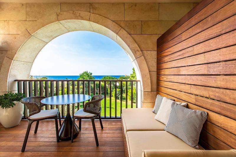 Deluxe Partial Sea View, Guest room, 1 King, Balcony image 3